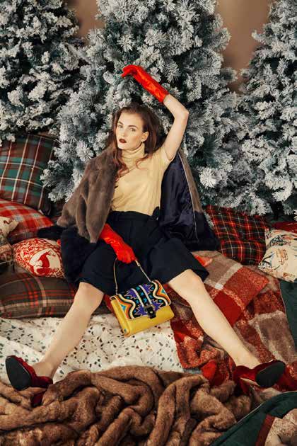Campagna Xmas Déjeuner, modella in outfit invernale tra decorazioni natalizie