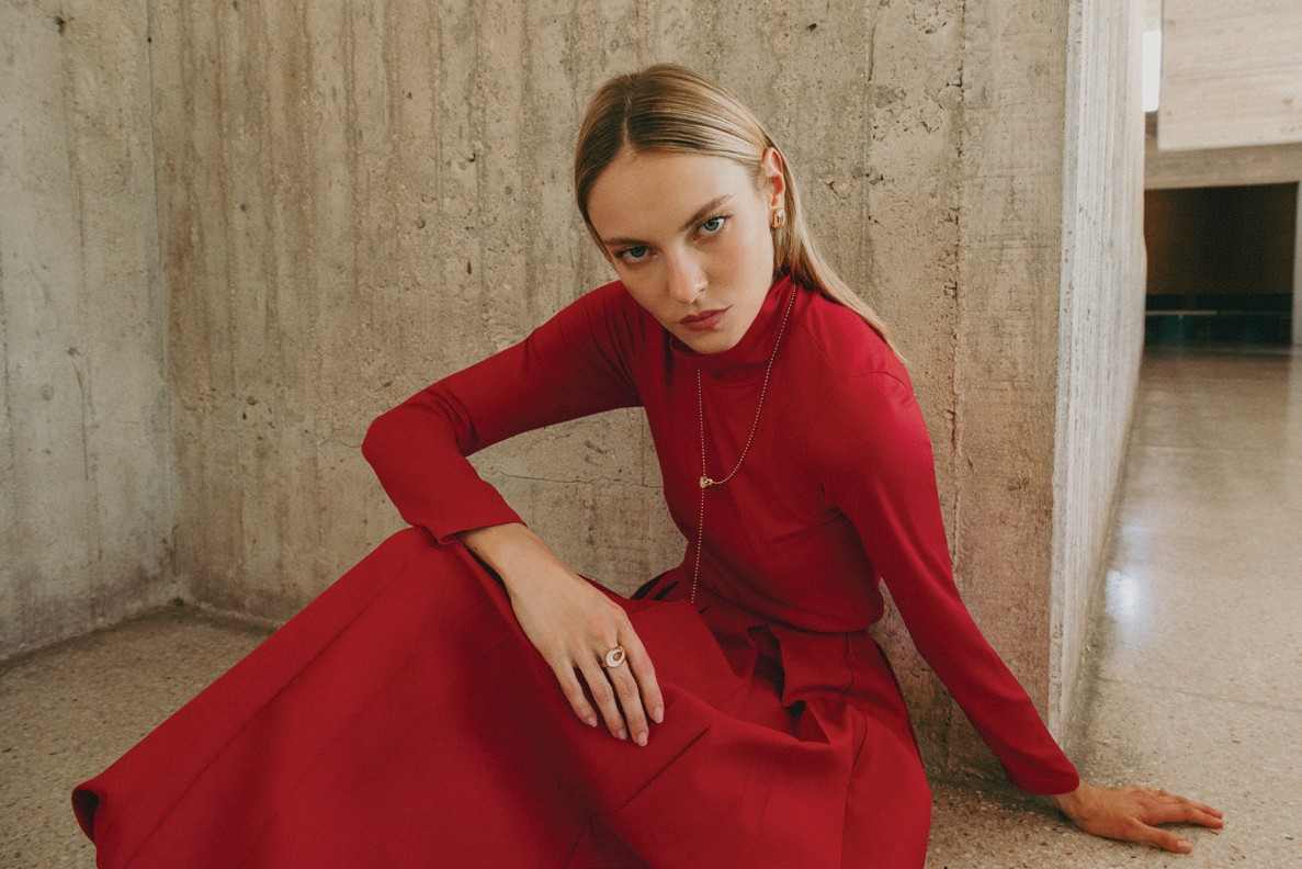 Editoriale moda, abito rosso su architettura minimale
