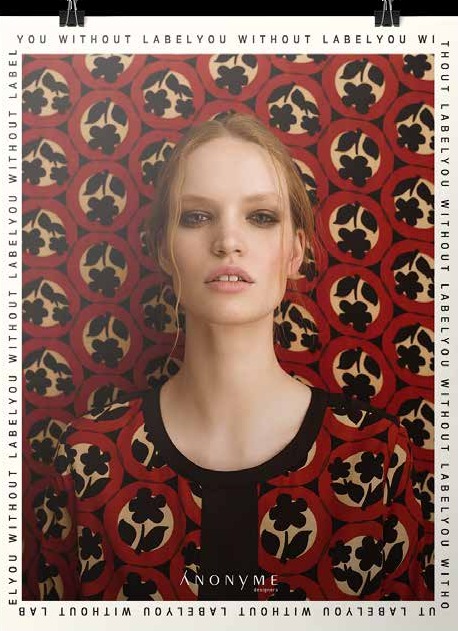 Poster campagna Anonyme, stampa animalier su fondo rosso